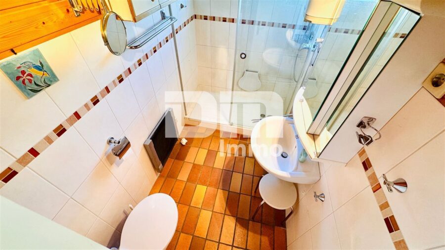 Gepflegtes Einfamilienhaus auf großem Grundstück mit Garage, Terrasse und Balkon - OG Badezimmer / Dusche